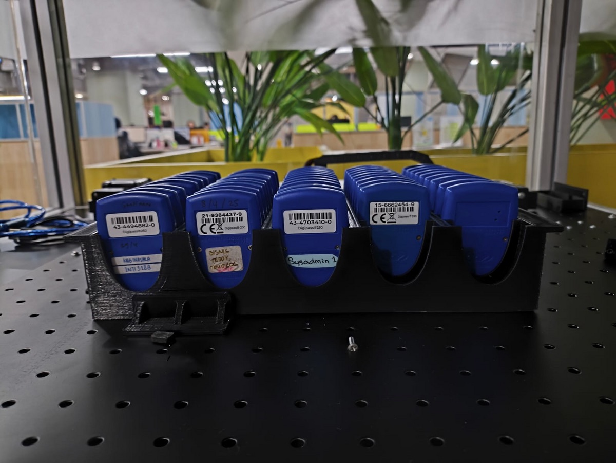 現場実機 — 射出成形部品の供給トレイ